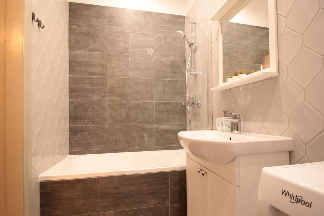 Апартамент Charming 1br With Bath In Quiet Center Of *