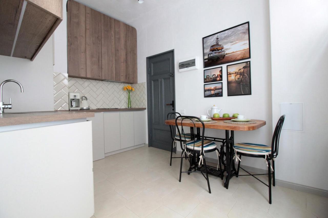 Charming 1br With Bath In Quiet Center Of Апартамент Рига